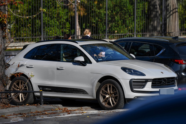Julia Wieniawa w białym Porsche 
