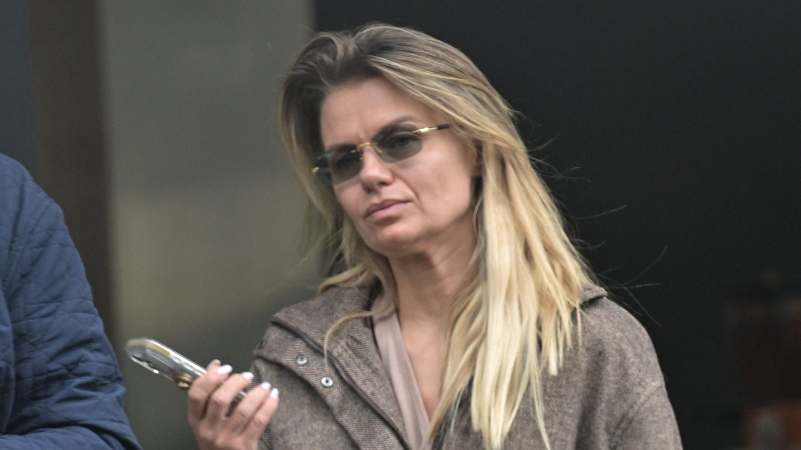 Paparazzi uchwycili Komarnicką w modnej kurtce. Ten fason będzie hitem jesienic