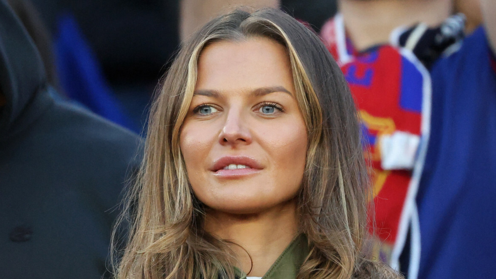 Już nie białe sneakersy. Anna Lewandowska wybrała najwygodniejsze buty jesieni 2026 w modnym kolorze "rouge baie"