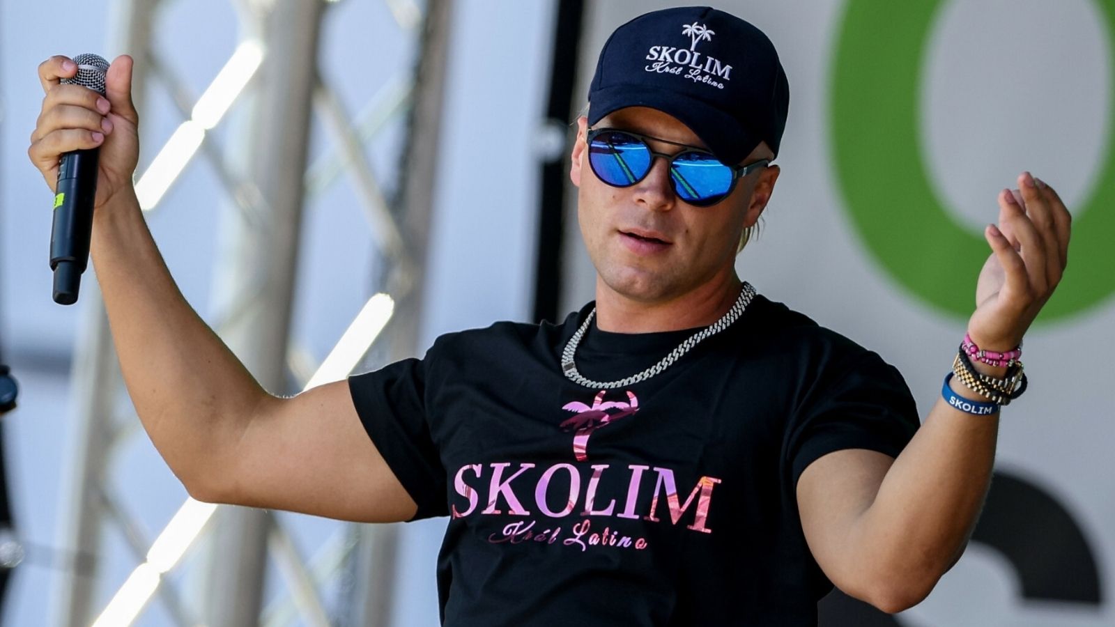 Tak szykują się na urodziny Skolima. Pomalowali nawet drogę na różowo