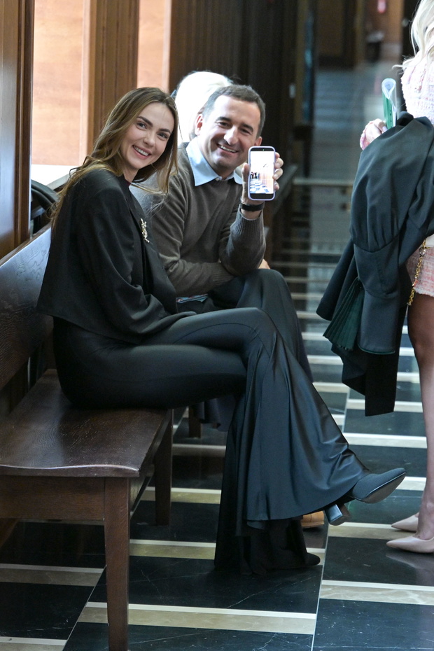 Michał Koterski i Marcela Leszczak uśmiechnięci w sądzie