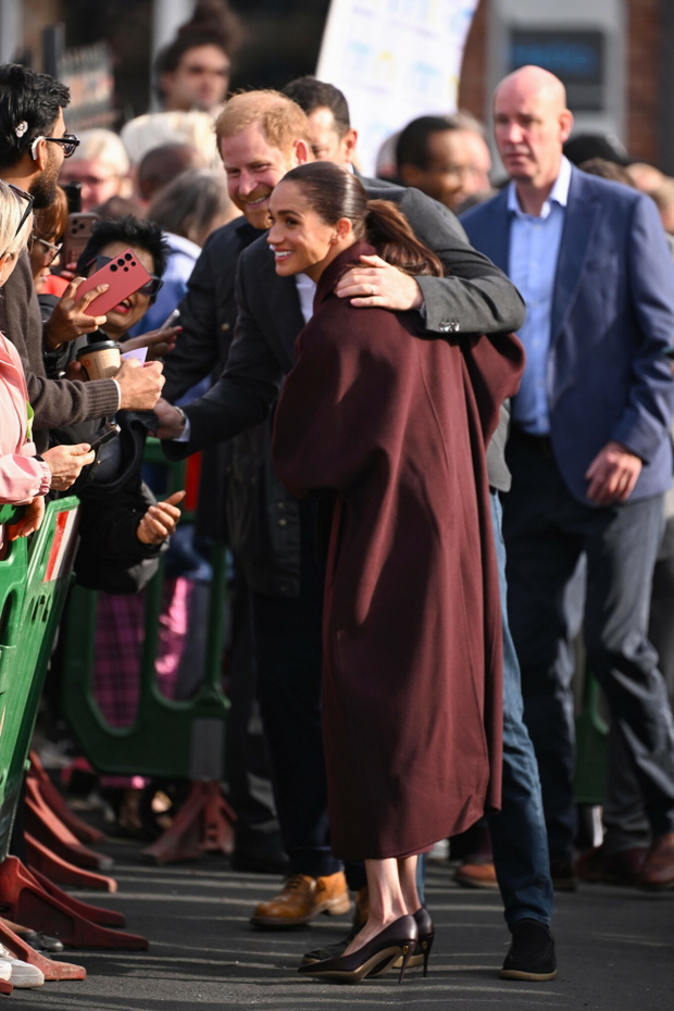 Harry objął Meghan w Nottingham. Ekspertka dostrzegła drobny szczegół