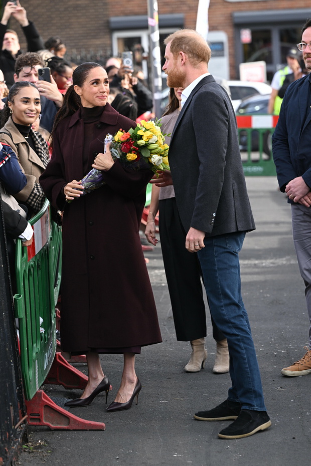 Harry objął Meghan w Nottingham. Ekspertka dostrzegła drobny szczegół