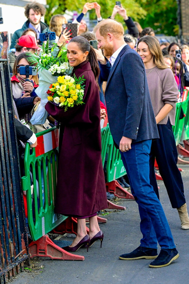 Harry objął Meghan w Nottingham. Ekspertka dostrzegła drobny szczegół