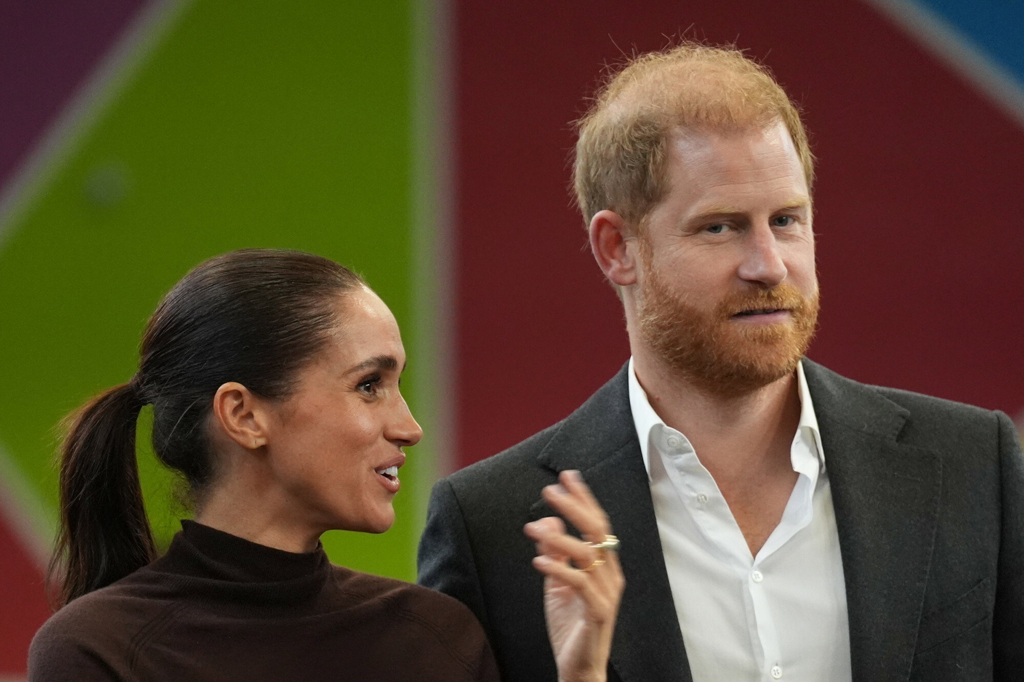 Harry objął Meghan w Nottingham. Ekspertka dostrzegła drobny szczegół
