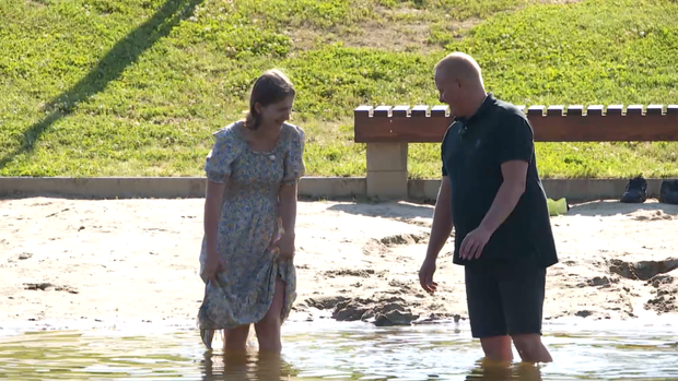 Wiktor i Gosia w amorach nad stawem w Rolnik szuka żony