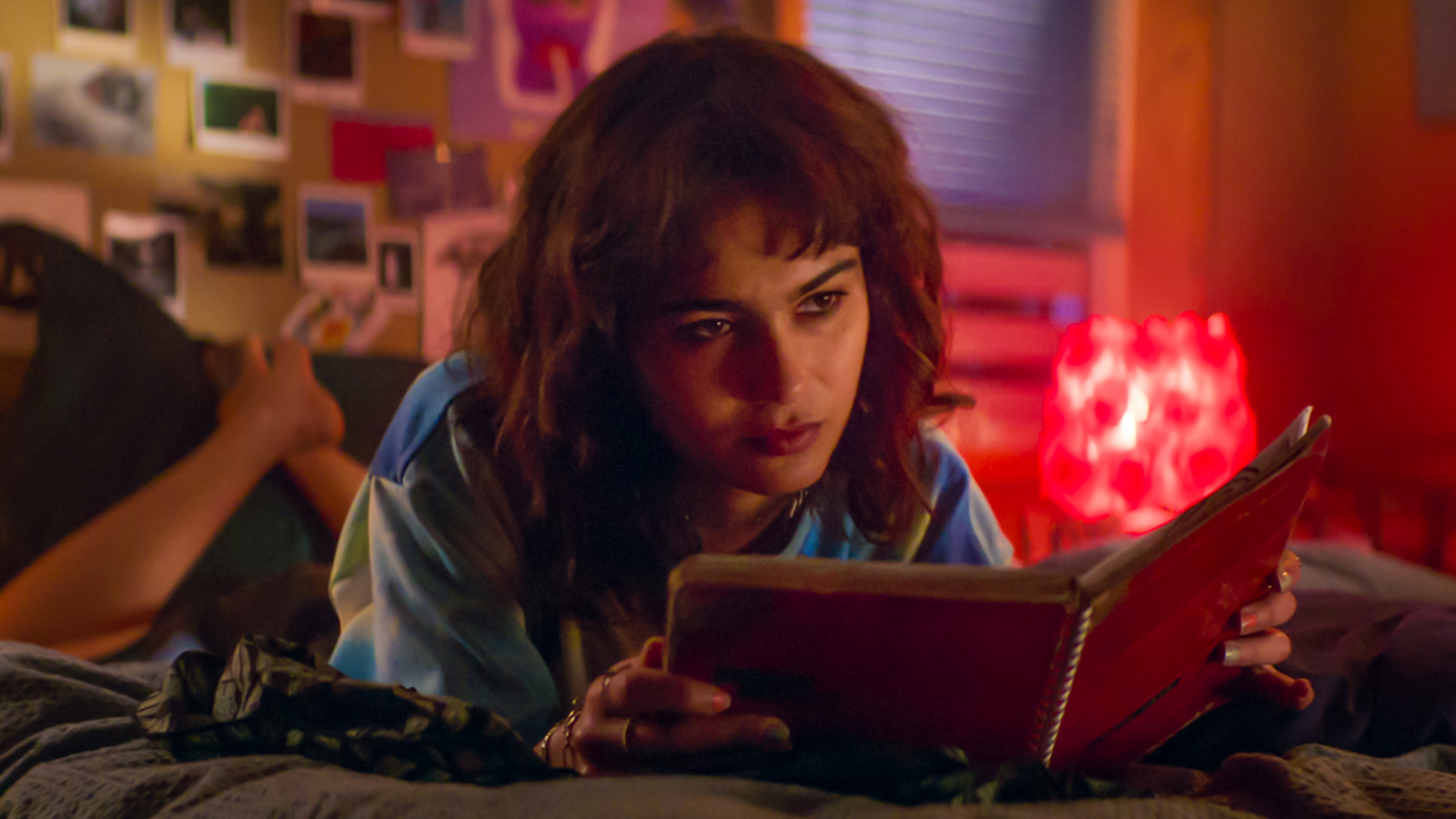 Każdego dnia budzi się w innym ciele. Ten kryminał na Netfliksie zamienia podróż w czasie w walkę o życie