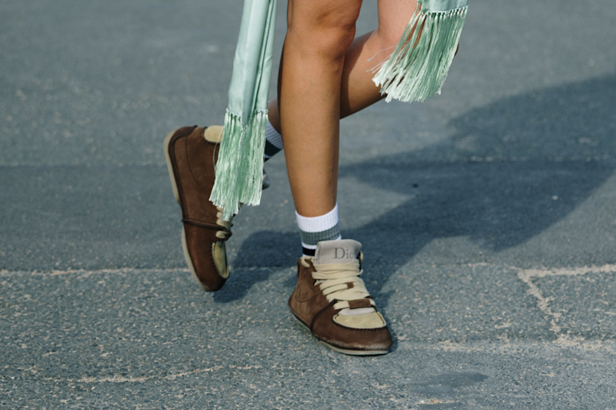 Brązowe sneakersy na wiosnę 2026 wybrałam 3 eleganckie modele
