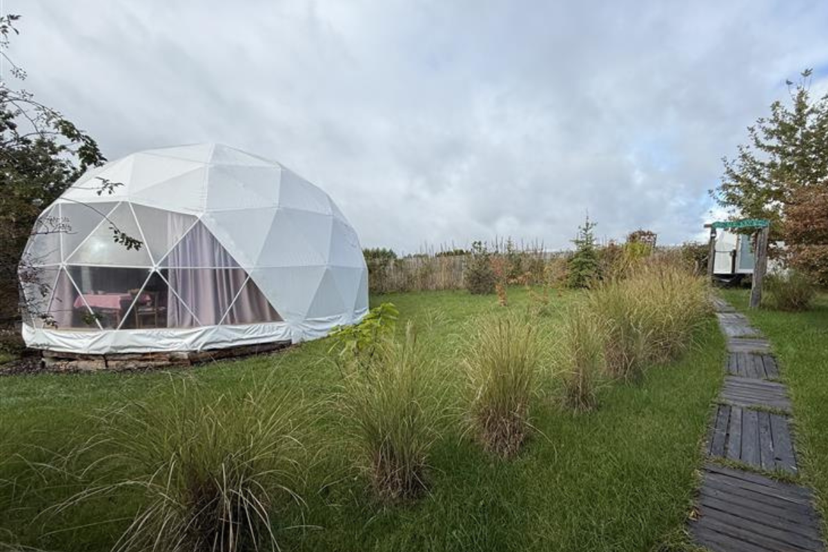 Czym jest glamping i czy warto się na niego wybrać