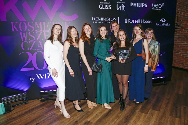 Team Henkel z nagrodą IKONA KWC Wizaz.pl dla Taft: Aleksandra Stelmach, Dominika Sienkiewicz, Sara Miszewska, Aleksandra Gawlas-Wilińska, Karolina Leleń-Kamińska, Weronika Radkiewicz, Milena Górka, Wioleta Adamiec. / fot. AKPA