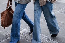Boho wide leg jeans z Zary wydłużają nogi do nieba. Jak je nosić