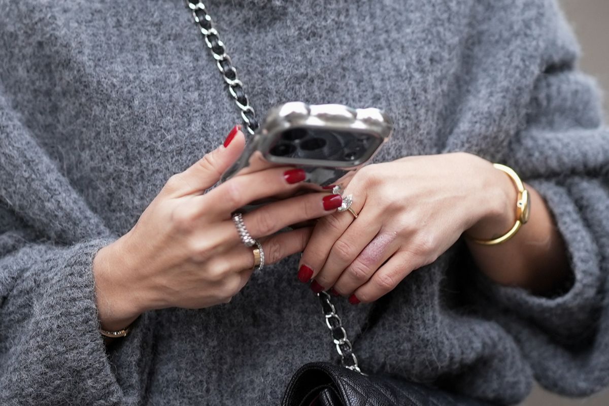 Poppy red nails