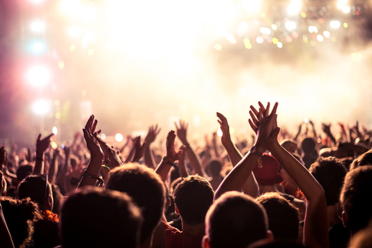 sennik tłum ludzi
