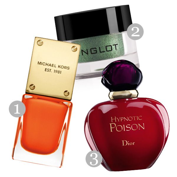 1. lakier do paznokci Michael Kors, cena 99 zł, 2. sypki cień do powiek Inglot, cena 33 zł, 3. woda perfumowana Hypnotic Poison Dior, cena 349 zł za 30 ml