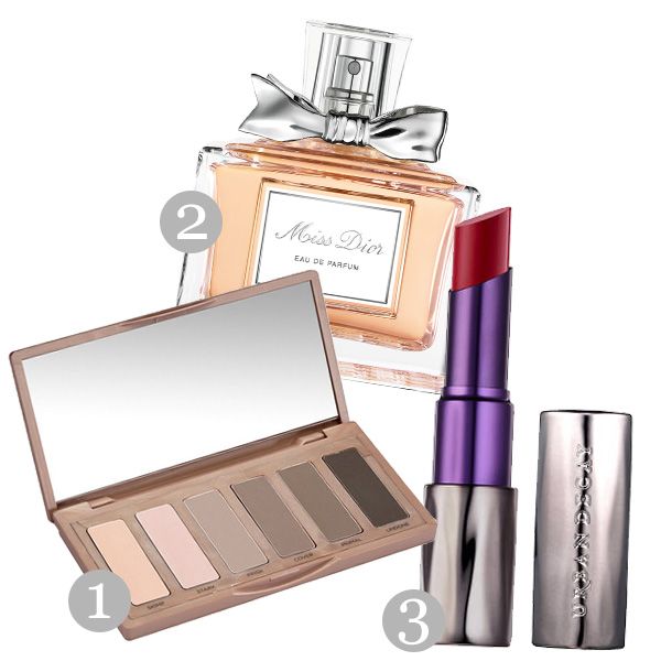 1. paleta cieni do powiek Urban Decay, cena 139 zł, 2. woda perfumowana Miss Dior, cena 369 zł za 50 ml, 3. szminka Urban Decay, cena 89 zł