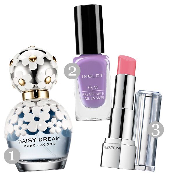 1. woda toaletowa Daisy Dream Marc Jacobs, cena 279 zł za 50 ml, 2. lakier do paznokci Inglot, cena 40 zł, 3. szminka Revlon, cena 39,90 zł