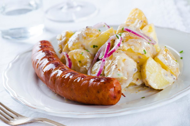 fit-kielbasa-z-grilla-z-salatka-ziemniaczana-2483361-4caeecc