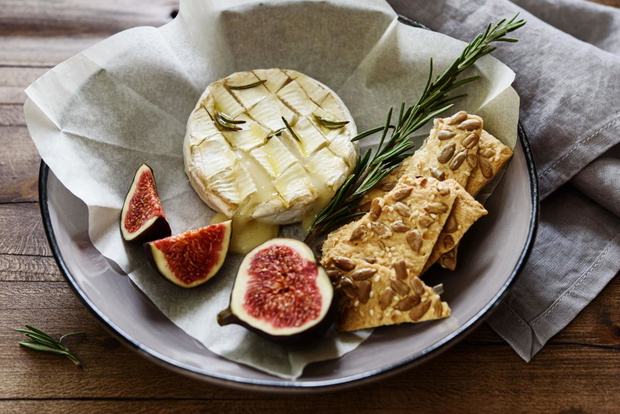 ser-camembert-z-grilla-2497958-49ef868