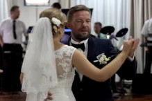 kobieta ćwiczy z ciężarkiem