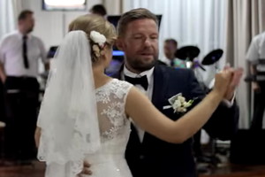 kobieta ćwiczy z ciężarkiem