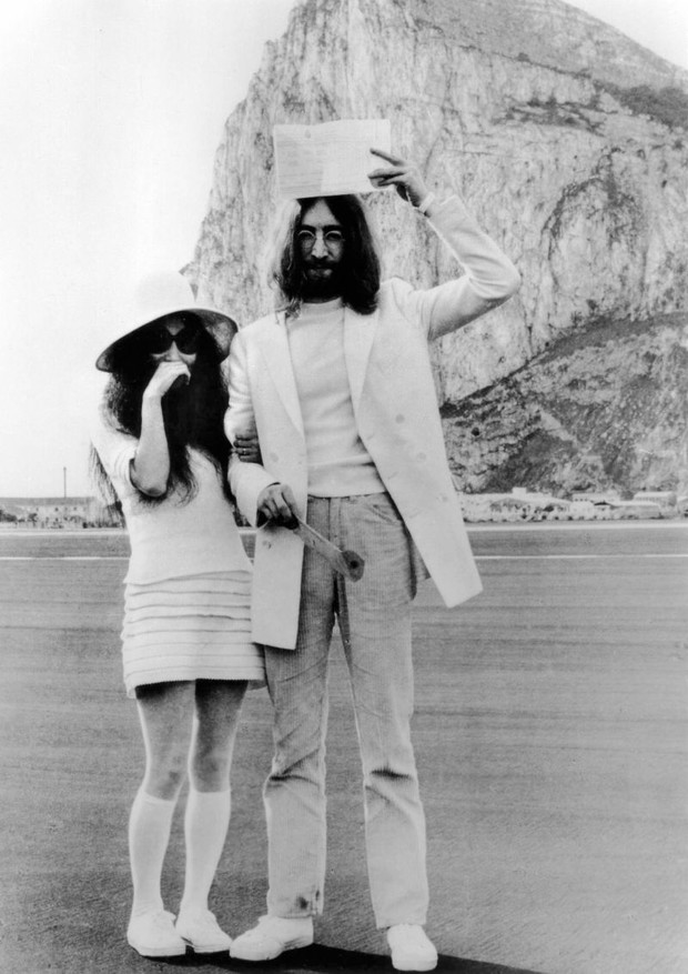 Yoko Ono podczas ślubu z Johnem Lennonem