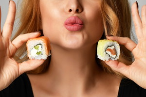 kobieta z sushi