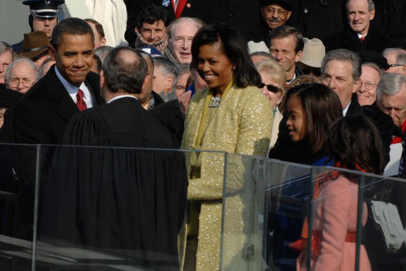 Podczas zaprzysiężenia Baracka Obamy na prezydenta USA, Malia i Sasha razem z mamą Michelle stały tuż obok taty