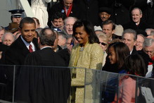 Podczas zaprzysiężenia Baracka Obamy na prezydenta USA, Malia i Sasha razem z mamą Michelle stały tuż obok taty