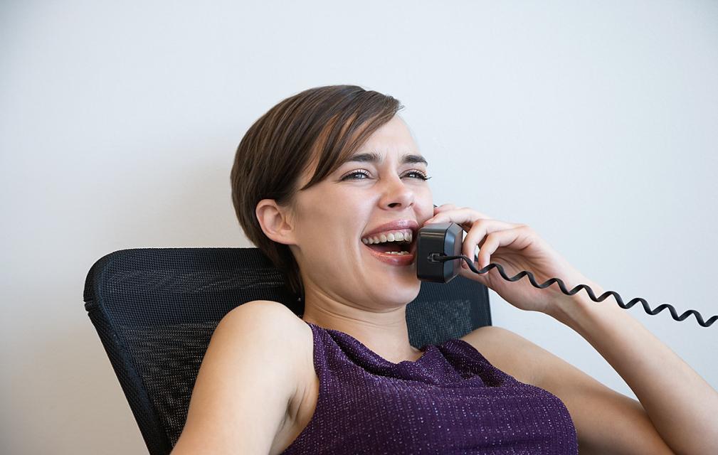 dzieczyna, kobieta, telefon, rozmowa przez telefon, oszczędzanie, wydatki, finanse