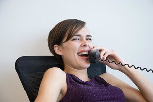 dzieczyna, kobieta, telefon, rozmowa przez telefon, oszczędzanie, wydatki, finanse