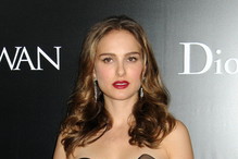 Natalie Portman rozwija łabędzie skrzydła