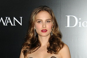 Natalie Portman rozwija łabędzie skrzydła