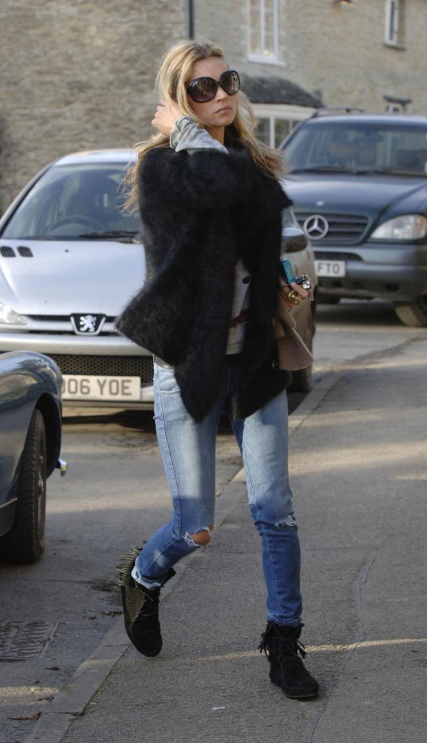 ONS231198Kate-Moss-20-7b23940