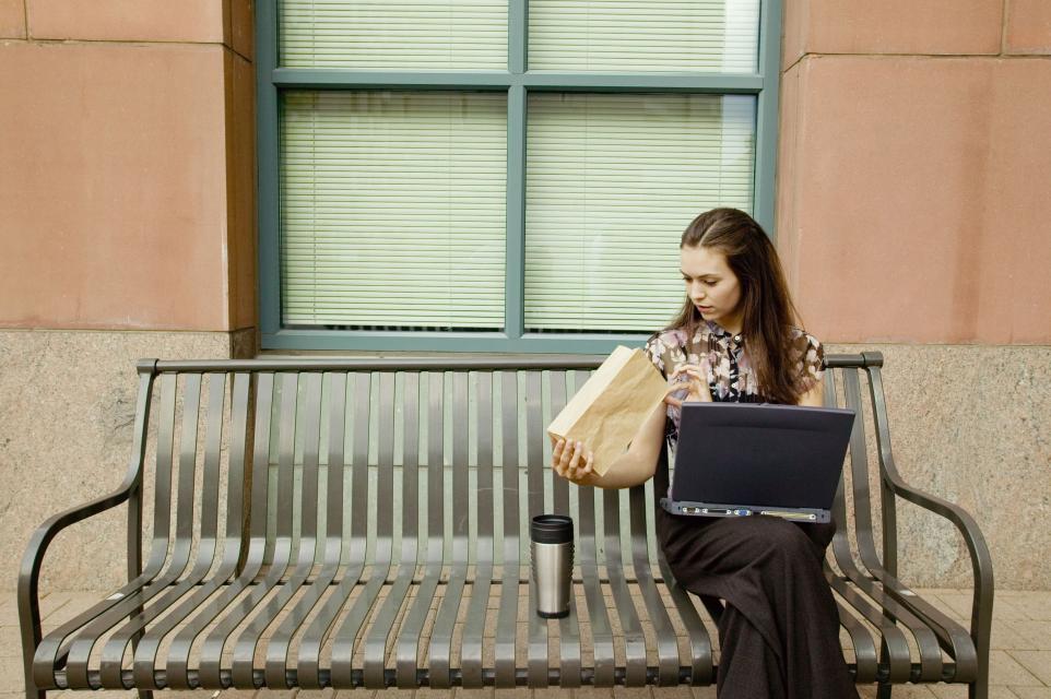 kobieta, laptop, lunch, ławka