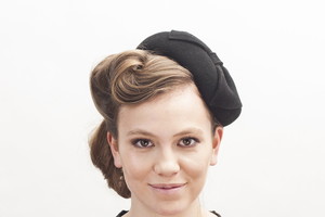 Jesienne upięcia pod kapelusze - Upięcie retro pod toczek