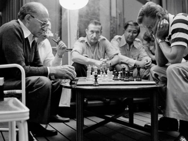 menachem-begin-i-zbigniew-brzezinski-podczas-partii-szachow-w-przerwie-rokowan-w-camp-david-w-1978-2346805-d53bf5f