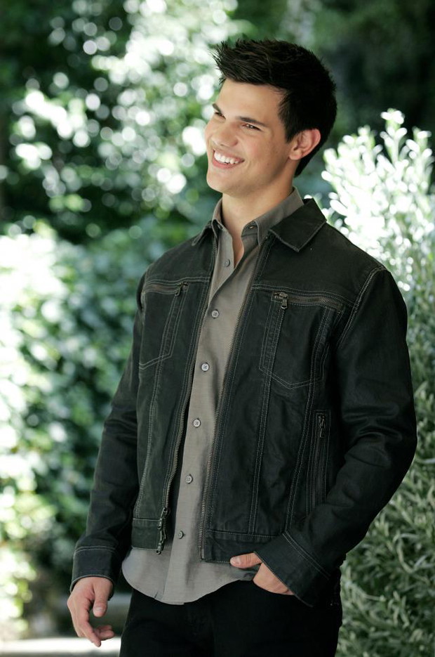 ALLONS915213Taylor-Lautner-2-a33b091