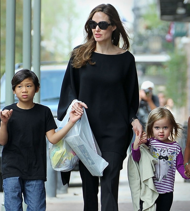 ALLONS1299381Angelina-Jolie-z-dziecmi-7-0370ae0