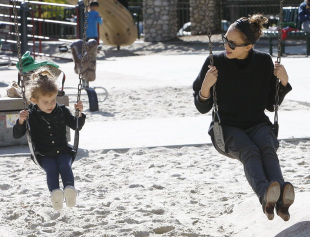 ALLONS1019652Jessica-Alba-z-corka-Honor-Marie-4-c521f6c
