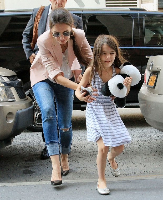 ALLONS1360143Katie-Holmes-Suri-Cruise-02-f4da22a