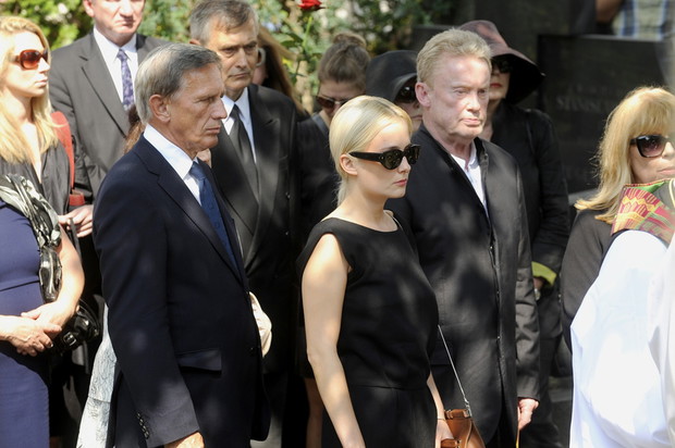 Jan Englert, Weronika Olbrychska i Daniel Olbrychski na pogrzebie Andrzeja Łapickiego