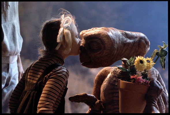 Kadry z filmu E.T.