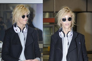 Anja Rubik na lotnisku w Warszawie
