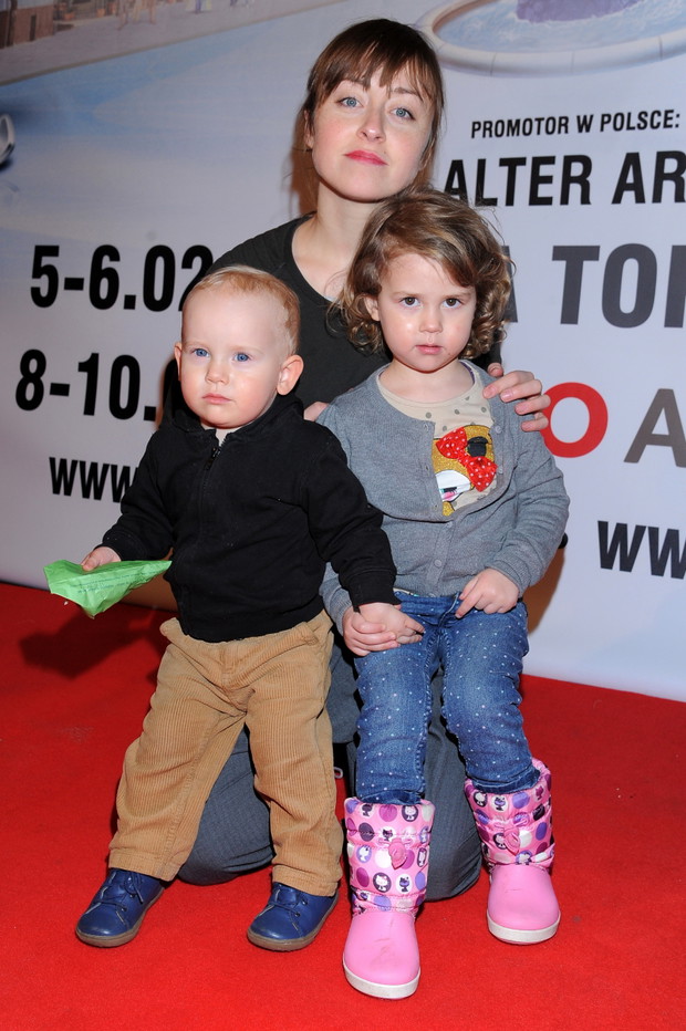 Natalia Przybysz z dziećmi na premierze Disney on ice