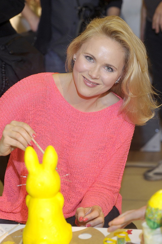 Anna Samusionek maluje pisanki w szczytnym celu
