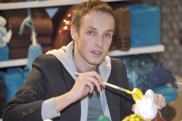Artur Chamski maluje pisanki w szczytnym celu