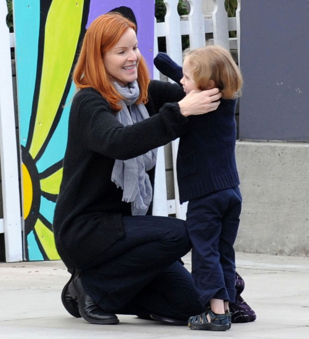 Marcia Cross poprawia ubranko córce