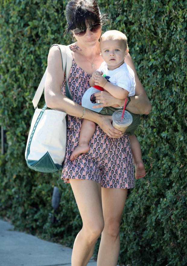 Selma Blair z dzieckiem na spacerze