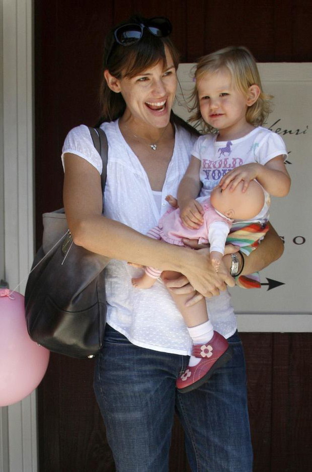 ONS332434Jennifer-Garner-z-corka-Violet-bd053a1