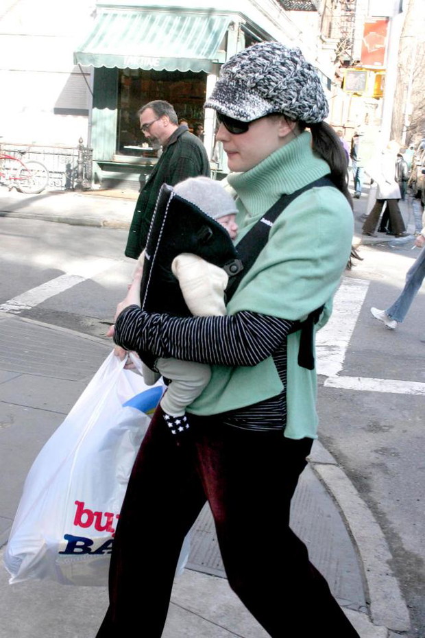 ONS81723Liv-Tyler-and-baby-04f1097